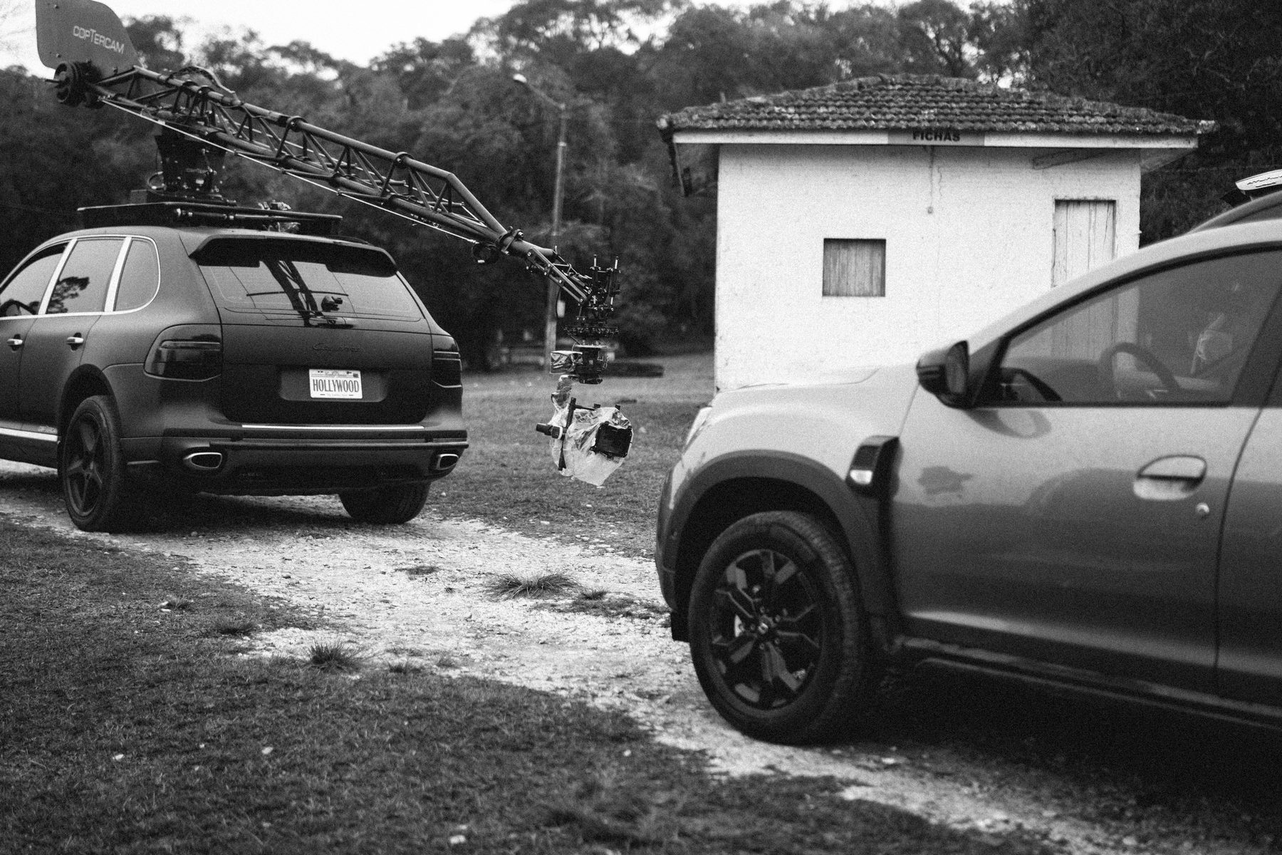 Bastidores — carro com coptercam preparando gravação