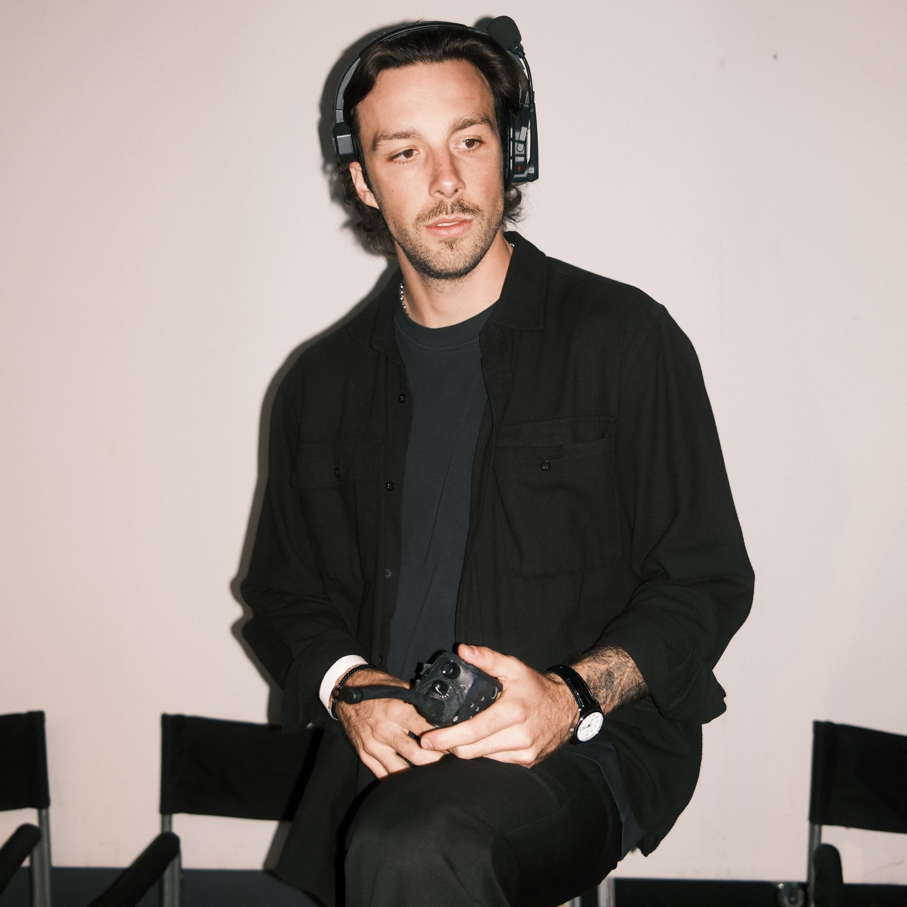 João Bocuti — bastidores com headphones e controle
